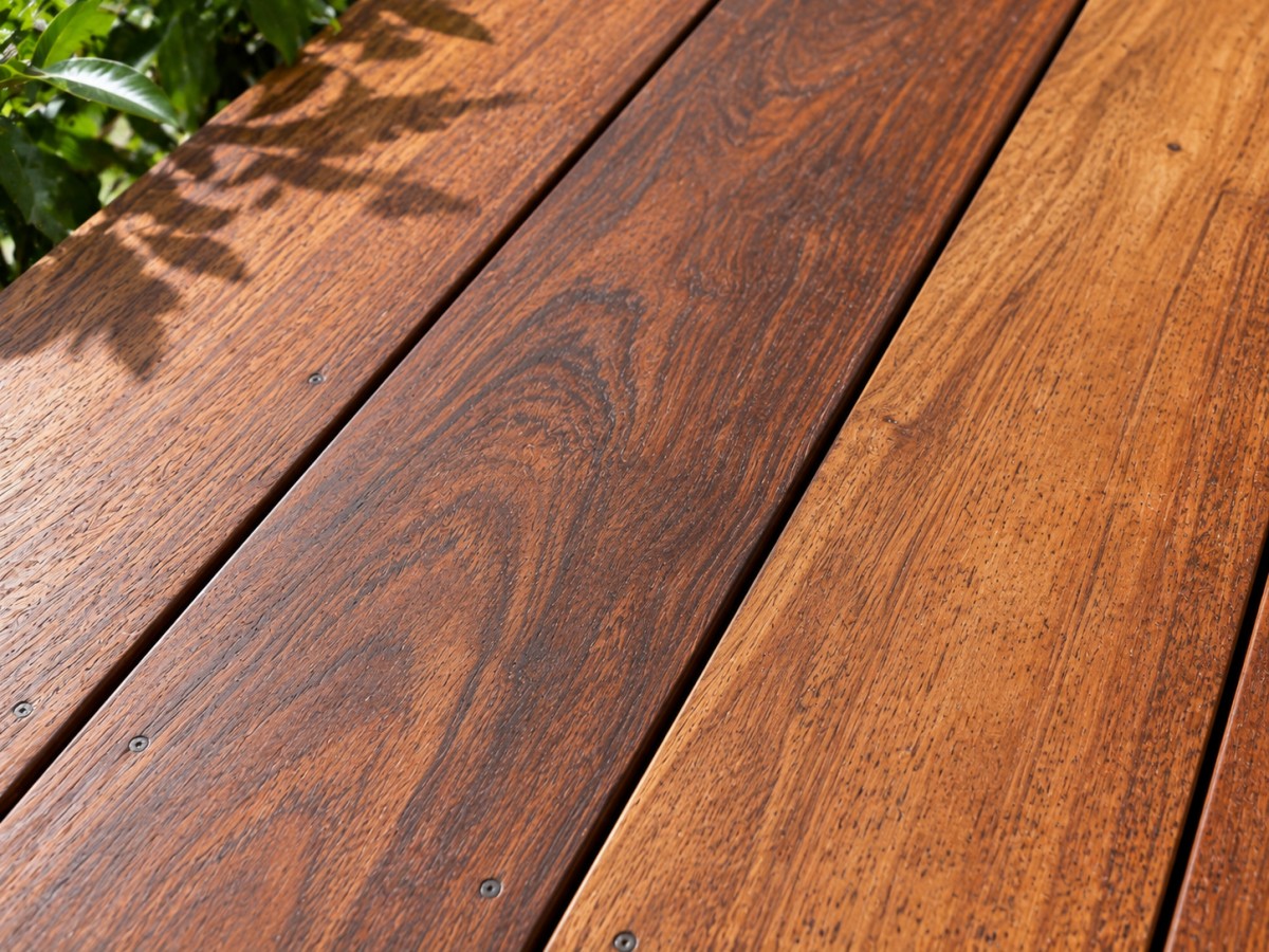 Merbau decking grain and natural variation